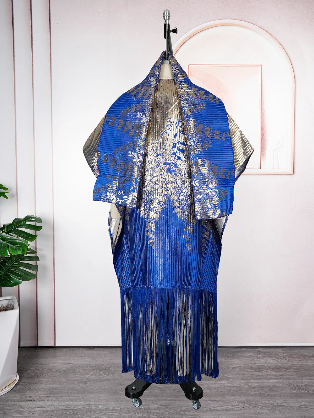 Königsblaues traditionelles afrikanisches Dashiki Maxi-Kleid mit aufwendiger Goldstickerei und Fransen.
