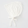 Weißes Schleier-Innenschal-Bonnet mit gefaltetem Stoff