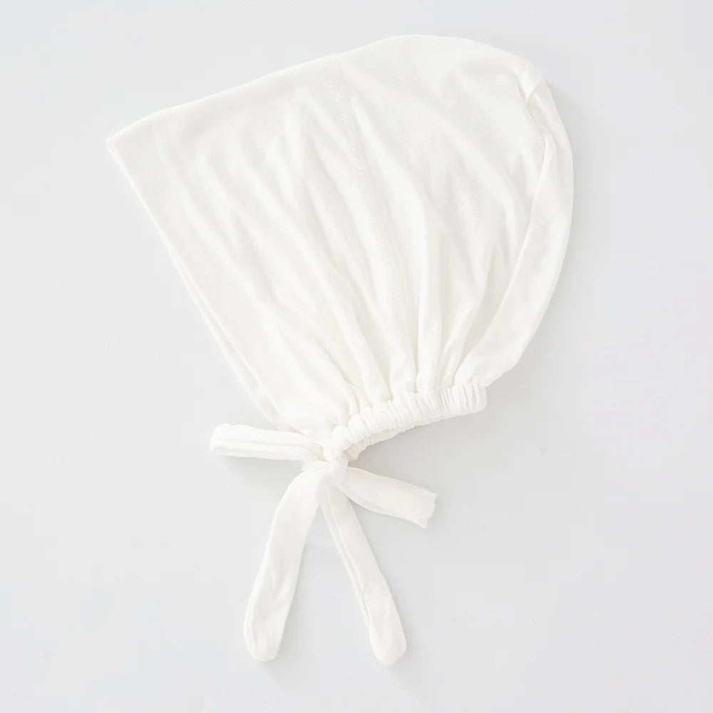 Weißes Schleier-Innenschal-Bonnet mit gefaltetem Stoff