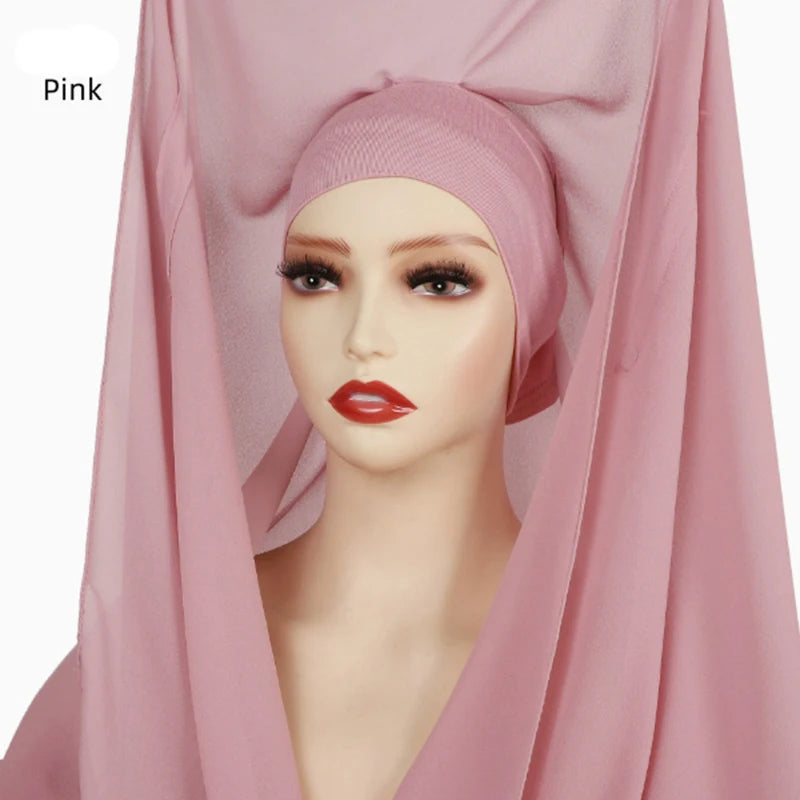 Rosa sofort anziehbare Chiffon-Hijab mit Kappe auf einem Mannequin
