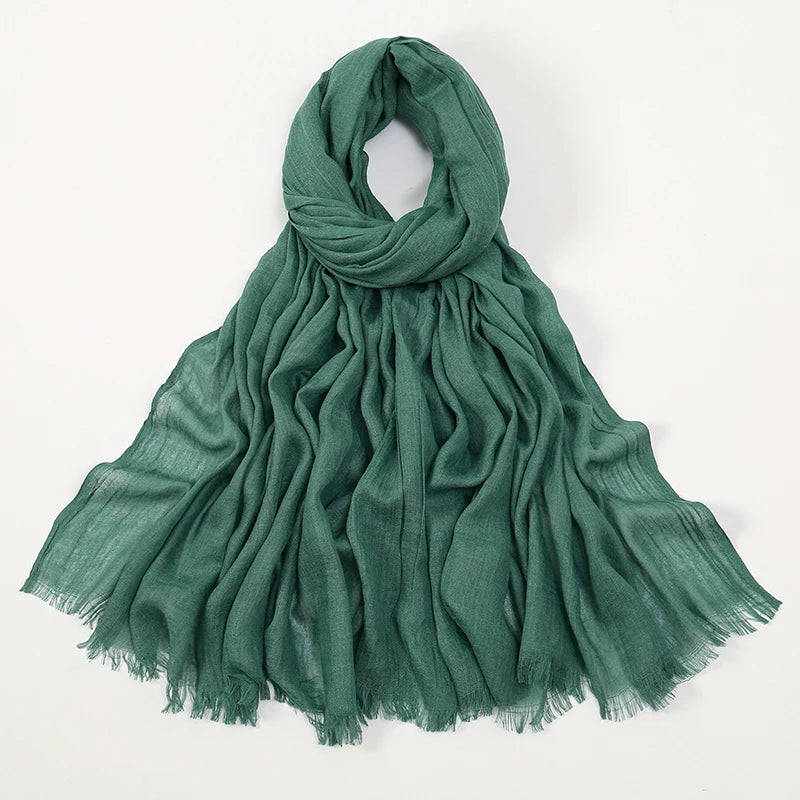 Pañuelo de hijab de bambú verde oscuro fluido, drapeado y doblado