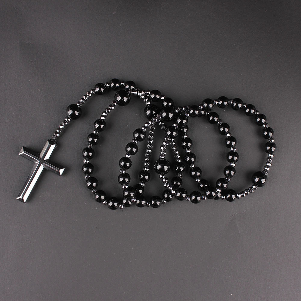 Collier avec pendentif croix en perles d'hématite noire et pierre œil de tigre.