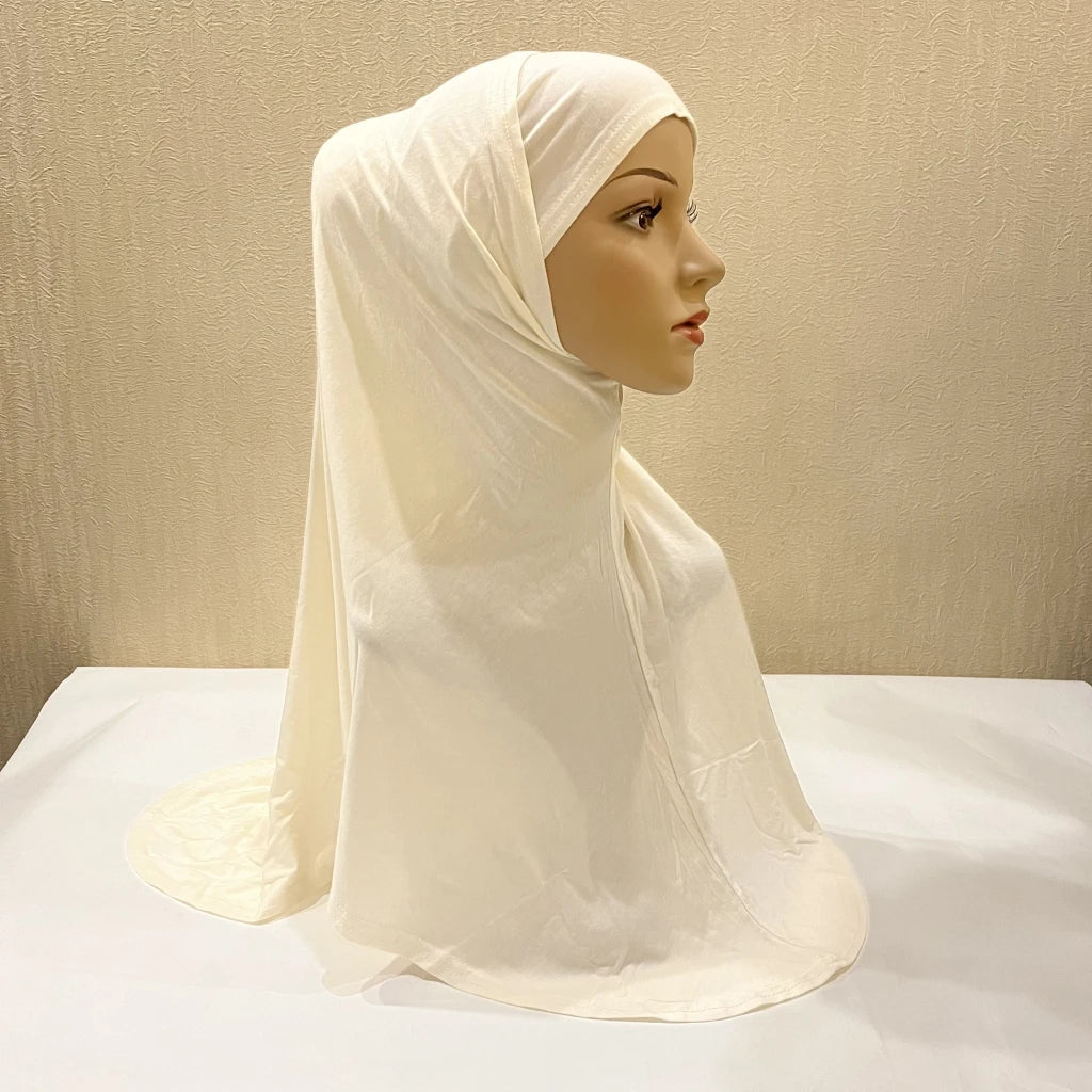 Bufanda de algodón beige en forma de modal exhibida en un maniquí.