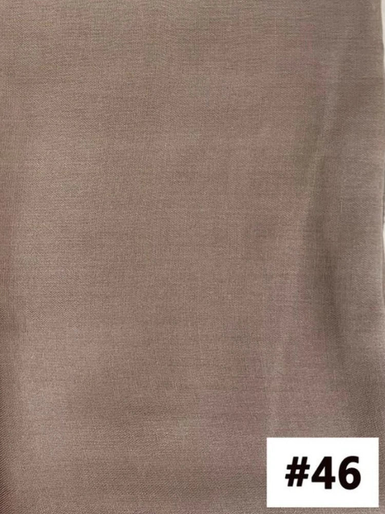 Gros plan d'un foulard modal beige multicolore.