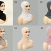 Sechs Varianten eines dehnbaren Baumwoll-Hijab-Bonnet-Huts auf einem Mannequin-Kopf.