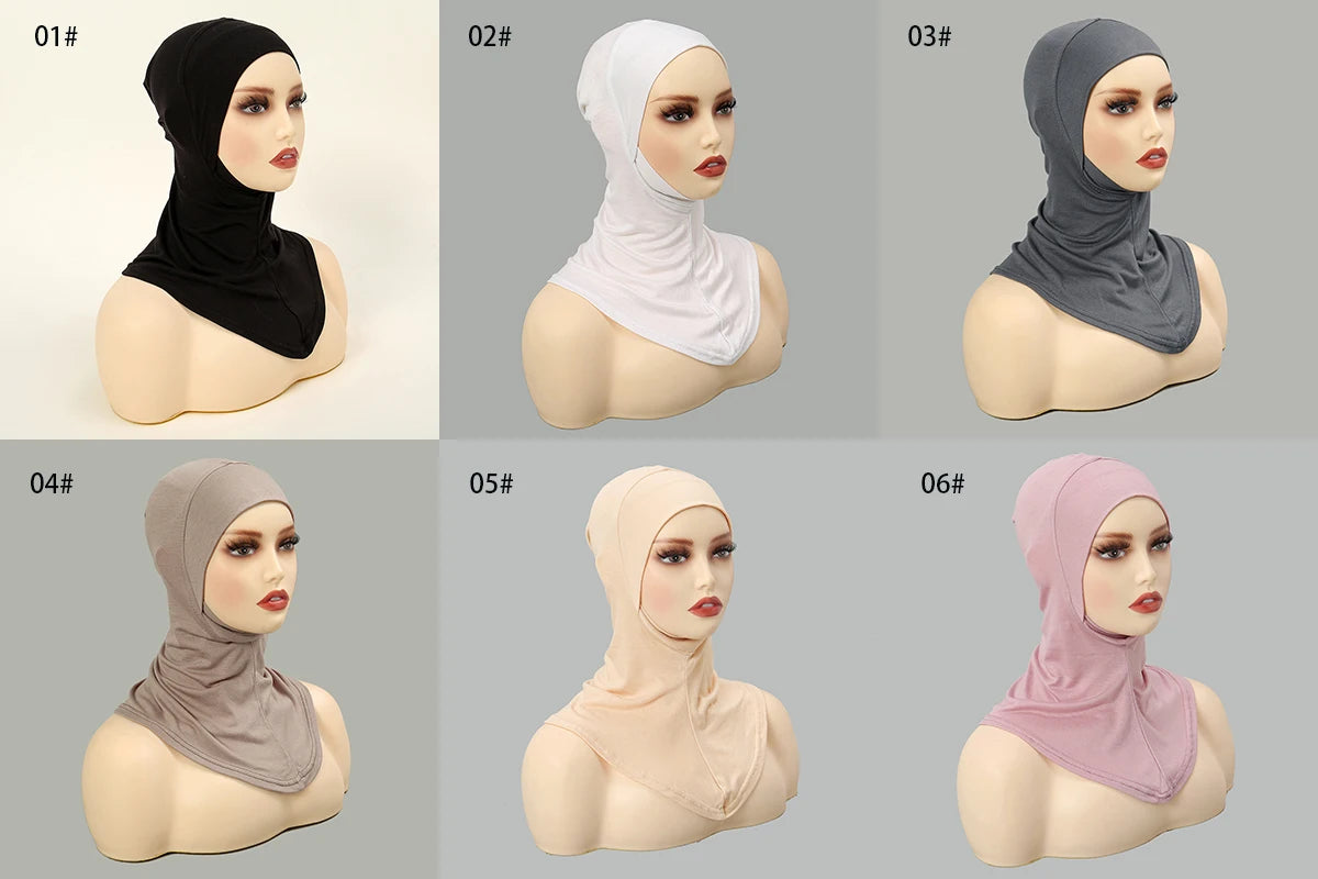Sechs Varianten eines dehnbaren Baumwoll-Hijab-Bonnet-Huts auf einem Mannequin-Kopf.