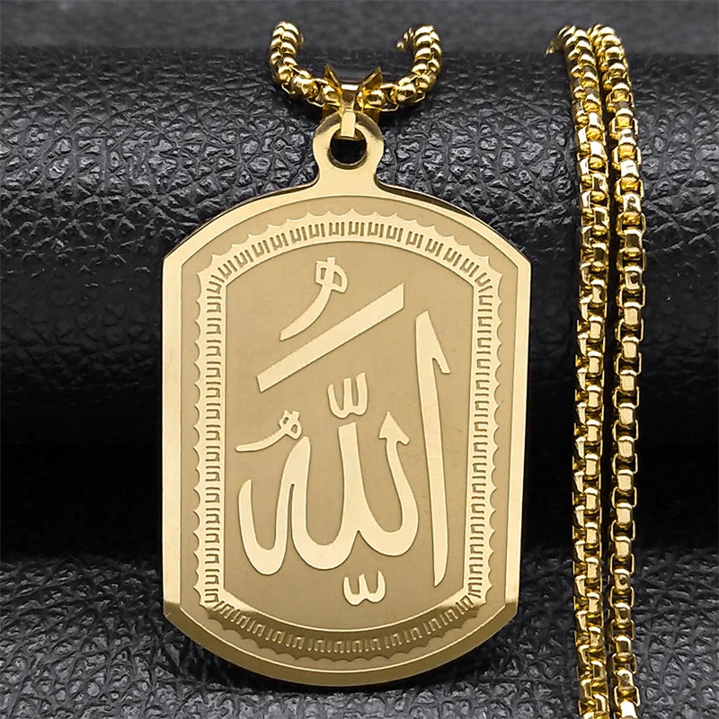 Goldfarbener Edelstahl-Anhals mit ovalem Anhänger aus arabischer Kalligrafie von 'Allah' und 'Muhammad'.