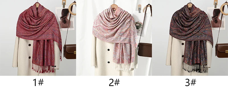 Tres variaciones de un chal o bufanda de bordado paisley vintage en tonos rosa y granate, mostrados en un maniquí.