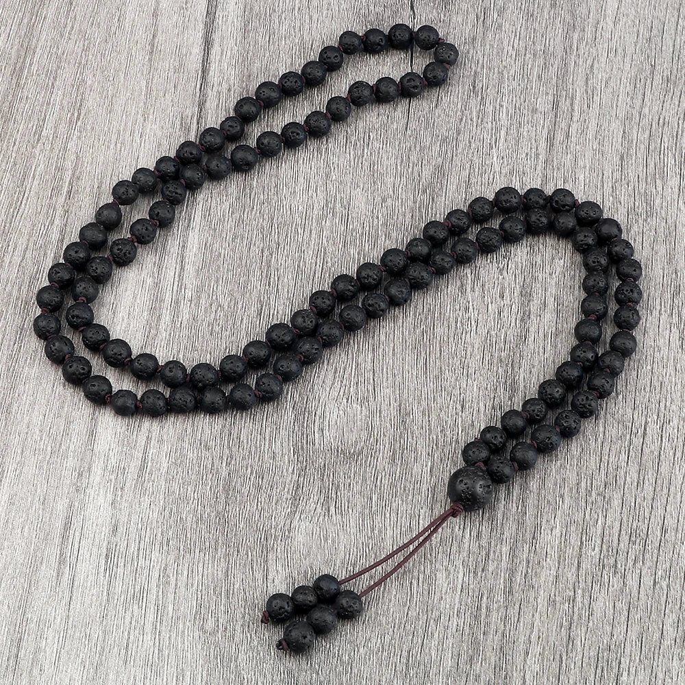 Schwarze Natursteinperlenkette auf einer Holzoberfläche