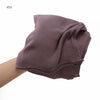 Gros plan d'un châle en rayon crêpe mauve drapé sur une main.