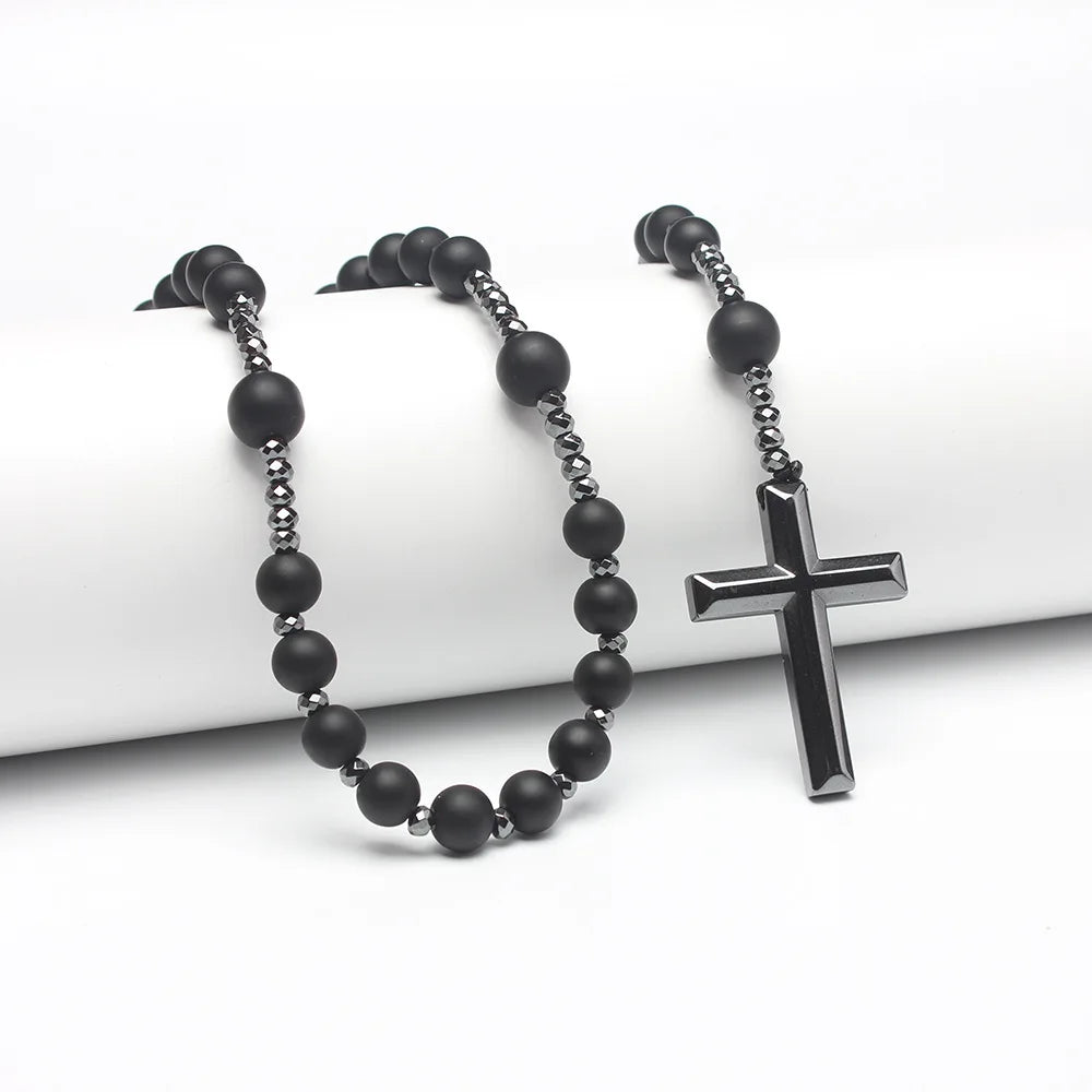 Collier pendentif en hématite noire avec petites perles noires et un charm croix en argent.