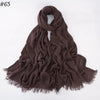 Foulard hijab en coton viscose brun foncé drapé sur fond blanc.