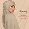Model trägt einen beigen Jersey-Hijab-Schal, in einer Profilansicht dargestellt.