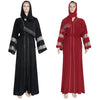 Abaya negra elegante para mujeres musulmanas, mostrada en maniquí.