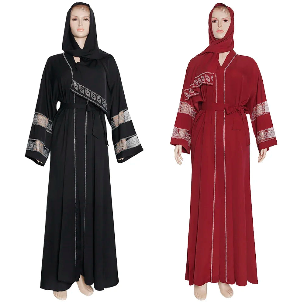 Abaya negra elegante para mujeres musulmanas, mostrada en maniquí.