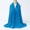 Helles blaues Chiffon-Hijab-Schal, drapiert um den Hals einer Mannequin.