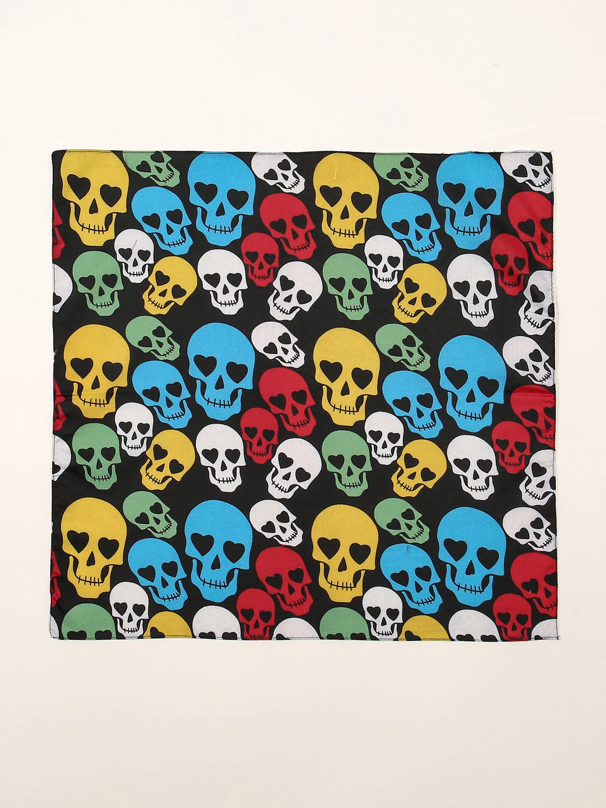 Écharpe ou bandana en tissu avec un motif répétitif de crânes colorés.