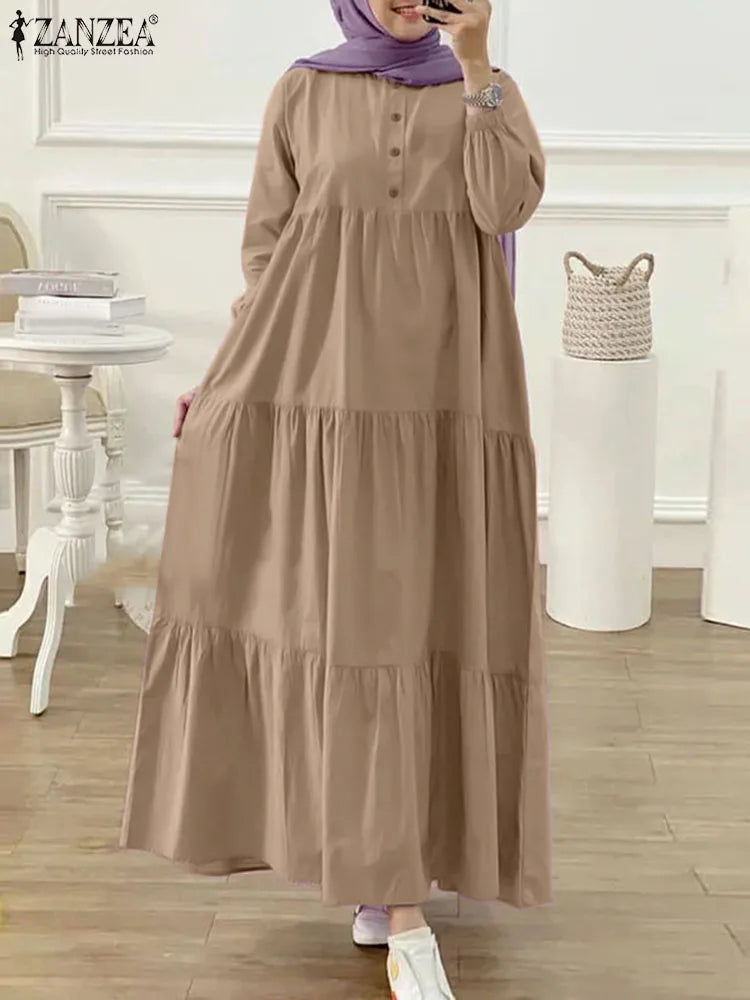 Eine Frau in einem beigen muslimischen Abaya Kaftan mit lila Hijab und weißen Schuhen.