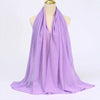 Lila Chiffon-Hijabschal, drapiert um den Hals und die Schultern eines Mannequins.