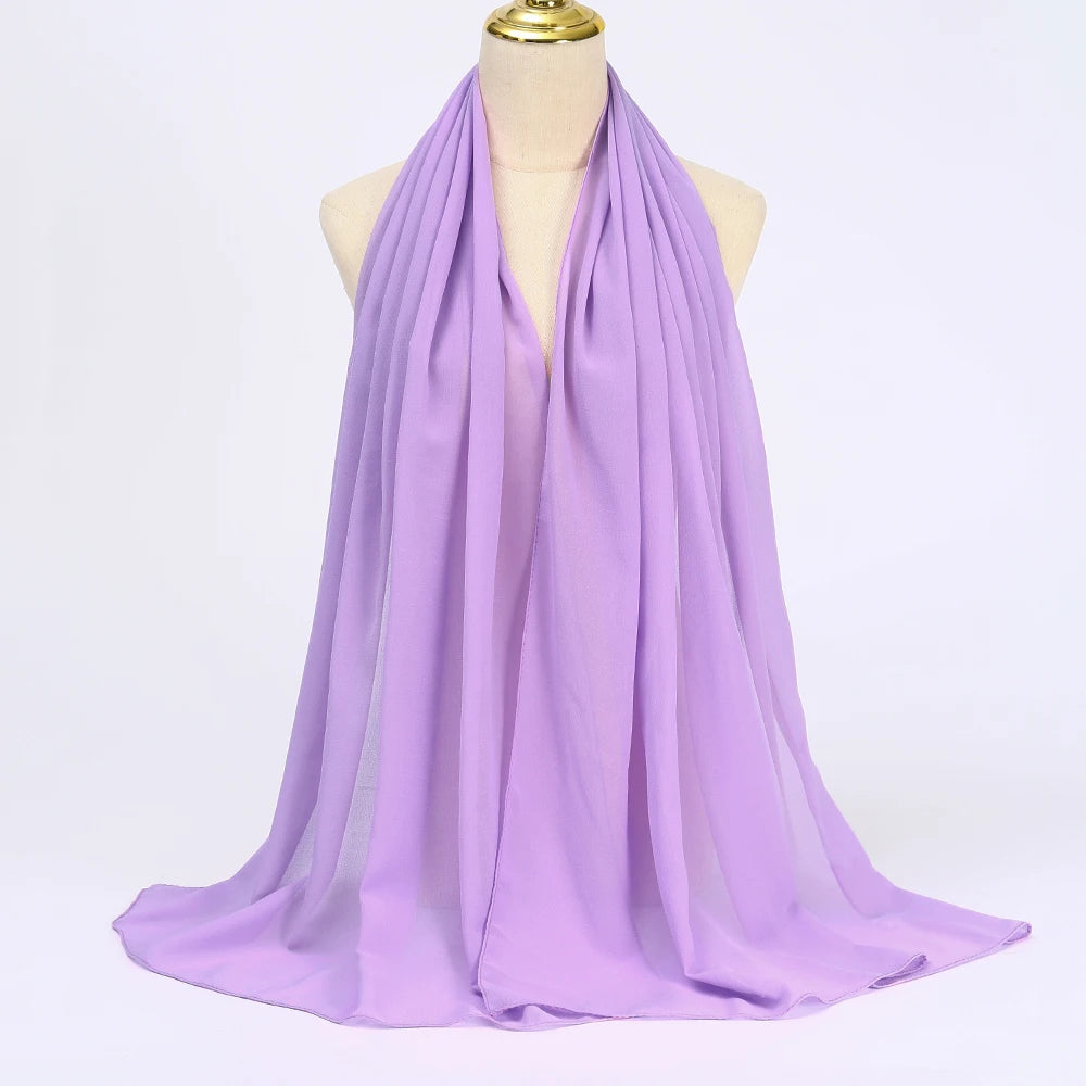 Lila Chiffon-Hijabschal, drapiert um den Hals und die Schultern eines Mannequins.
