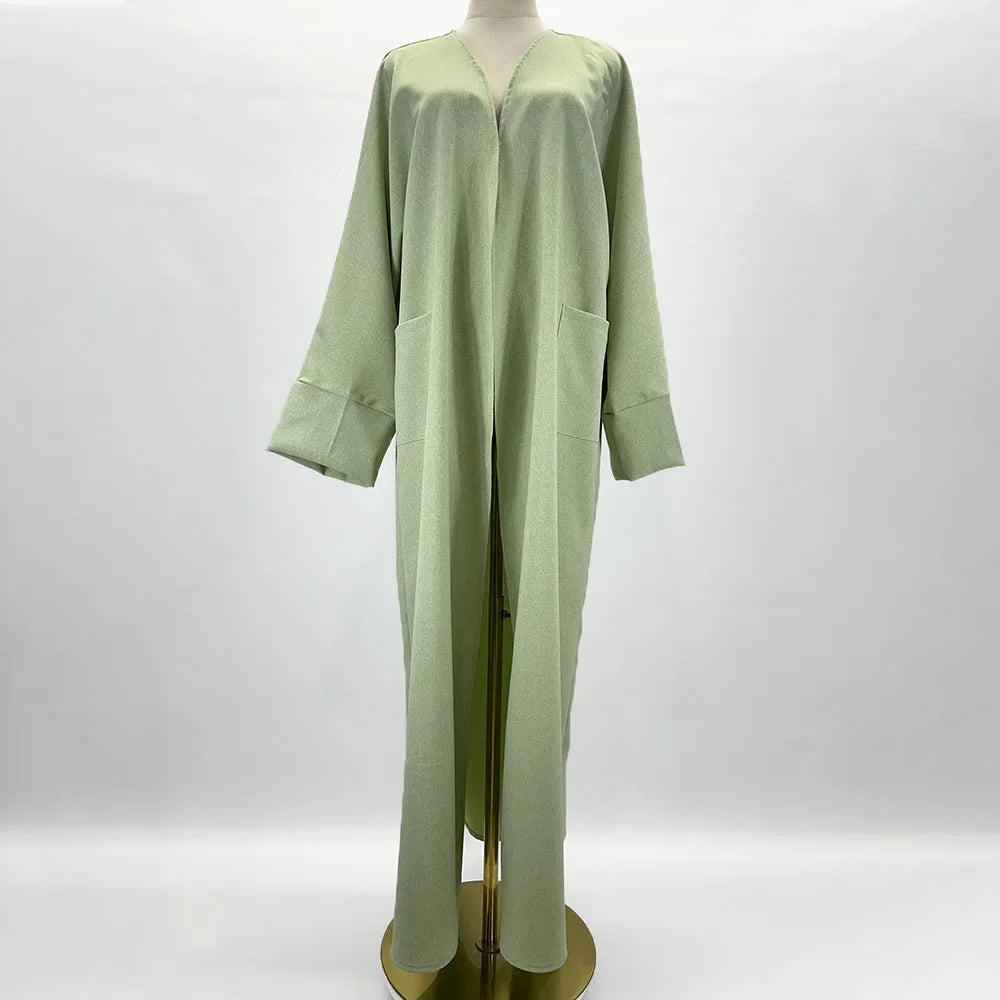 Langes, hellgrünes Leinen-Kimono-Abaya auf einem Mannequin.