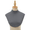 Elegantes, einfarbiges grau-weißes Rollkragen-T-Shirt auf einem Mannequin.