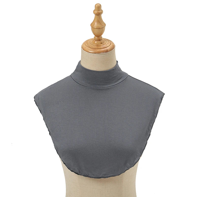 Elegantes, einfarbiges grau-weißes Rollkragen-T-Shirt auf einem Mannequin.