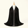 Schwarzer Chiffon-Hijab-Schal mit schimmernden Strassverzierungen auf einem Mannequin-Hals.