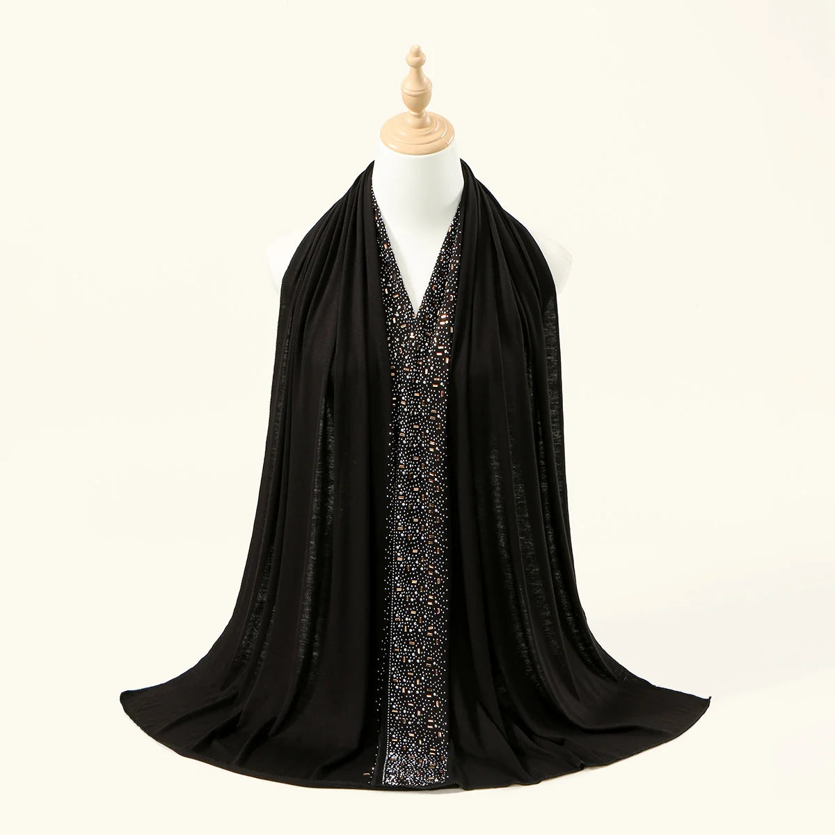 Schwarzer Chiffon-Hijab-Schal mit schimmernden Strassverzierungen auf einem Mannequin-Hals.