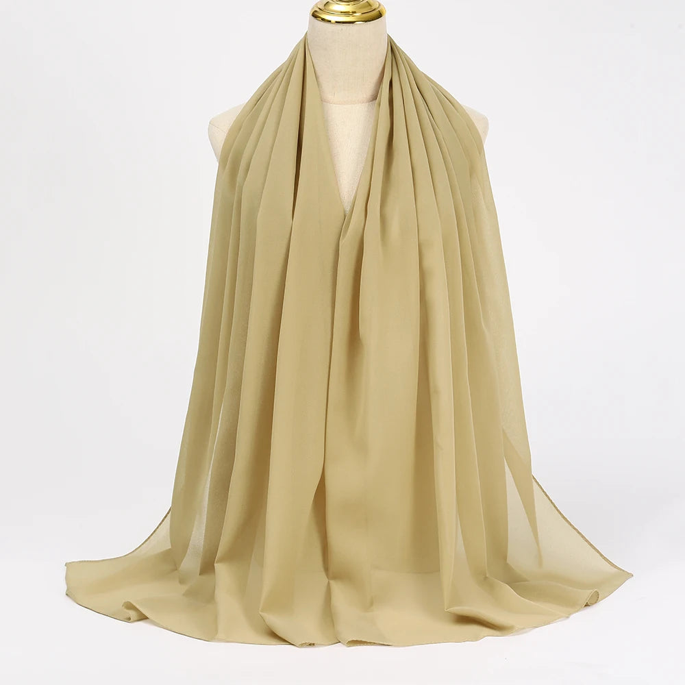 Fließender, fester beige Chiffon-Hijab-Schal um den Hals einer Mannequin drapiert.