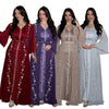 Vier Frauen modellieren elegante muslimische Zweiteiler in verschiedenen Farben, darunter rot, lila und grau