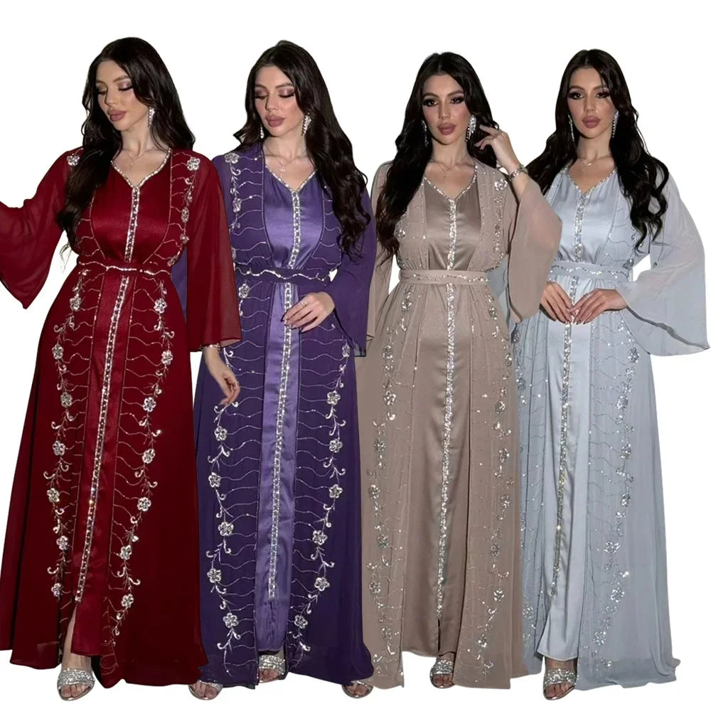 Vier Frauen modellieren elegante muslimische Zweiteiler in verschiedenen Farben, darunter rot, lila und grau
