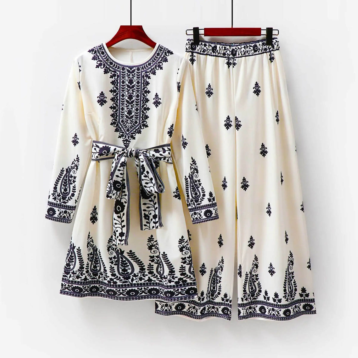 Conjunto de dos piezas étnico musulmán para mujer con top y pantalones anchos a juego en crema y azul marino.