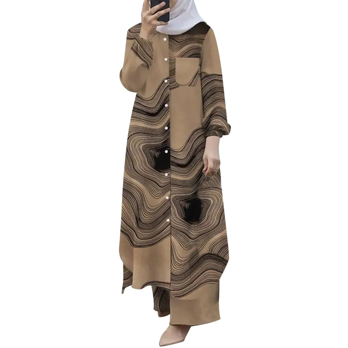 Una mujer vistiendo un conjunto abaya de manga larga con estampado abstracto beige y marrón.