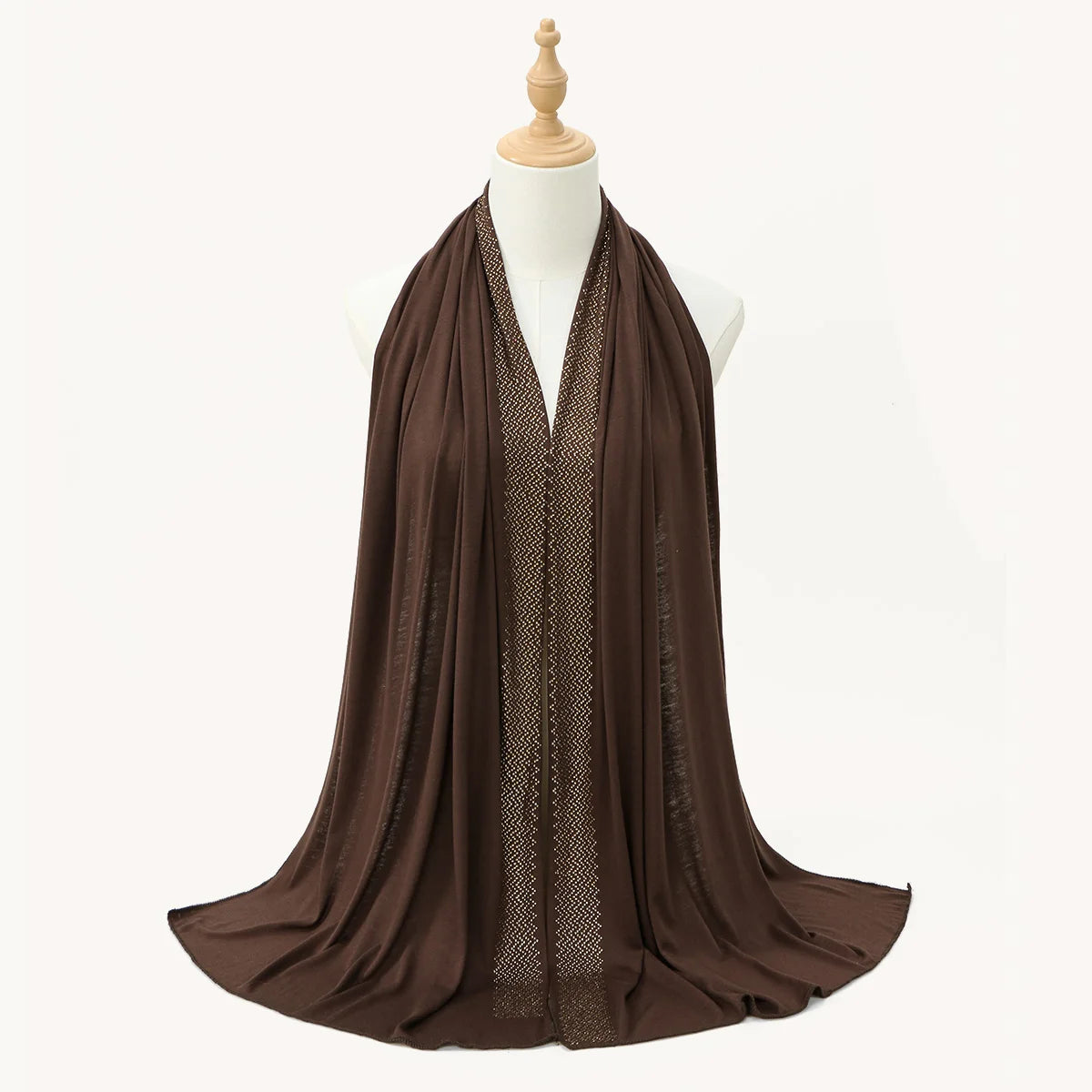 Dunkelbraner Chiffon-Hijabschal mit durchscheinender Strassverzierung auf einem Mannequin.