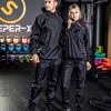 Un homme et une femme portant des tenues de sport/sauna noires en une pièce, dans un gymnase.