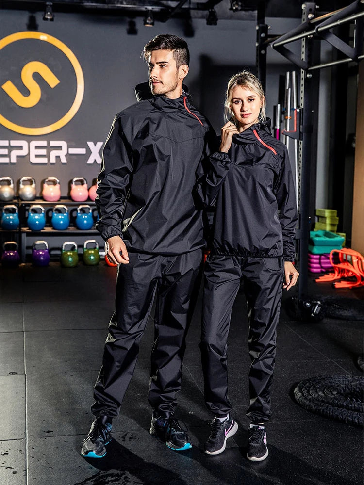 Un homme et une femme portant des tenues de sport/sauna noires en une pièce, dans un gymnase.