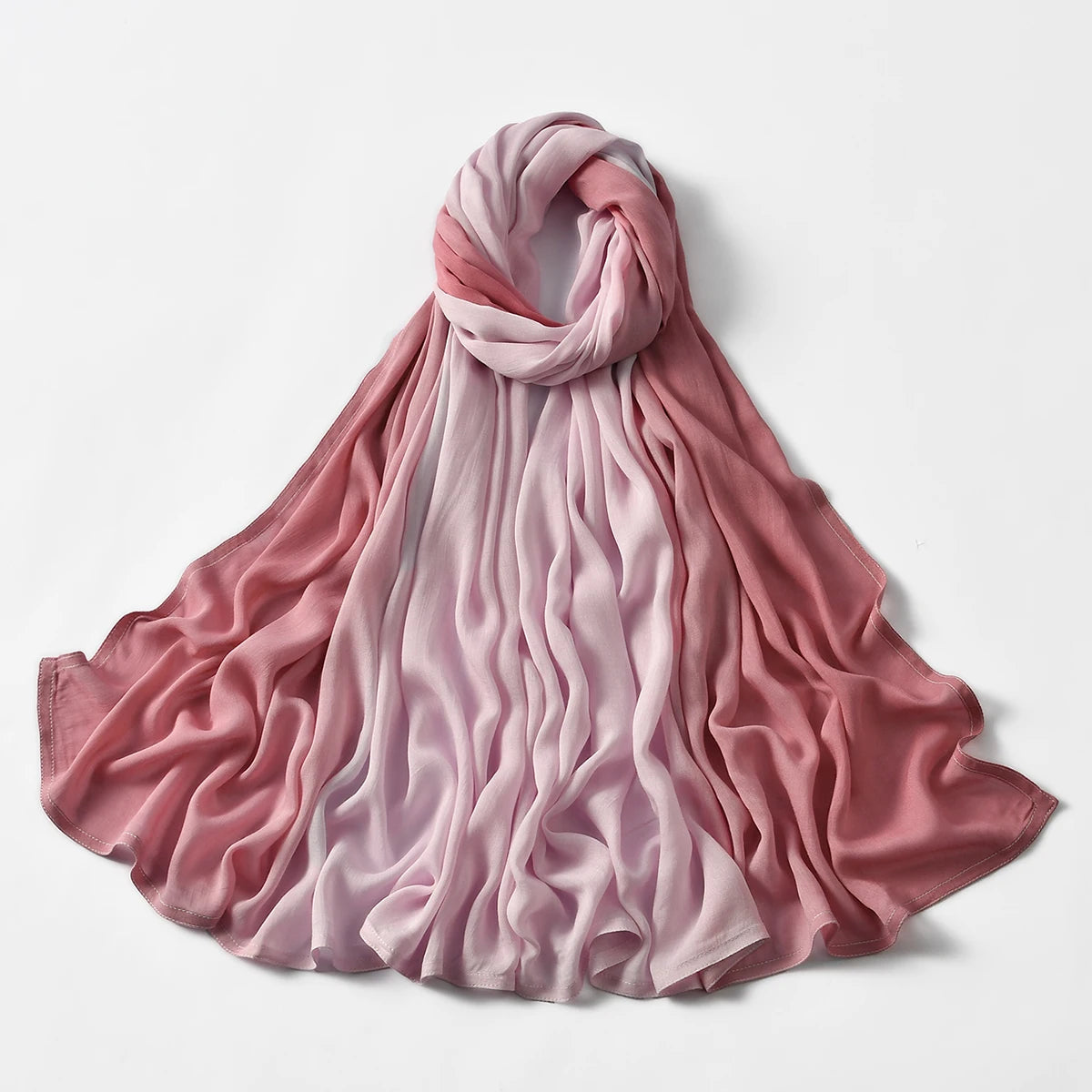 Hijab drapé fluide en modal dégradé rose et mauve élégant.