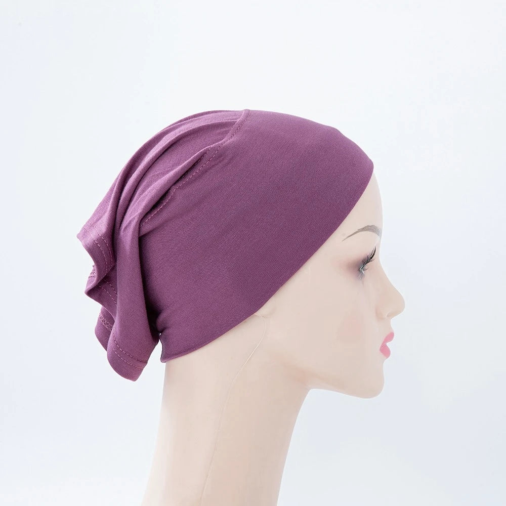 Lila Bambus-Jersey-Turban-Kappe auf einem Mannequin-Kopf.