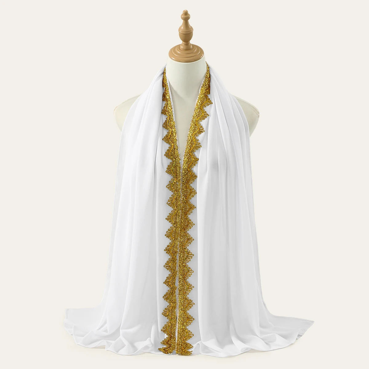 Bufanda/chal de gasa blanca con bordado de pedrería dorada, exhibido en un maniquí.