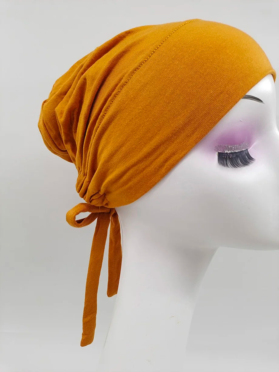 Pañuelo turbante modal amarillo mostaza puesto en maniquí.
