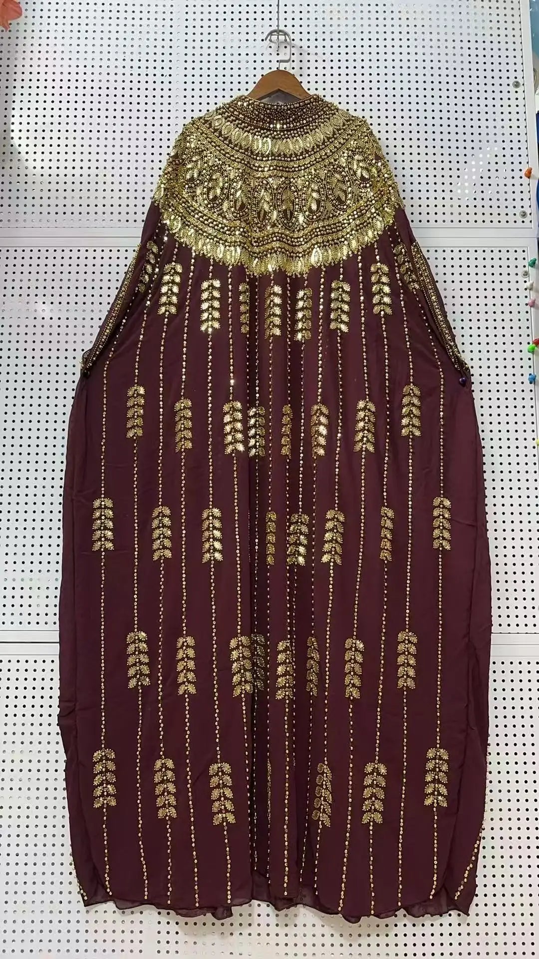 Maroon Batwing-Kleid mit Gold-Pailletten und Perlenstickerei