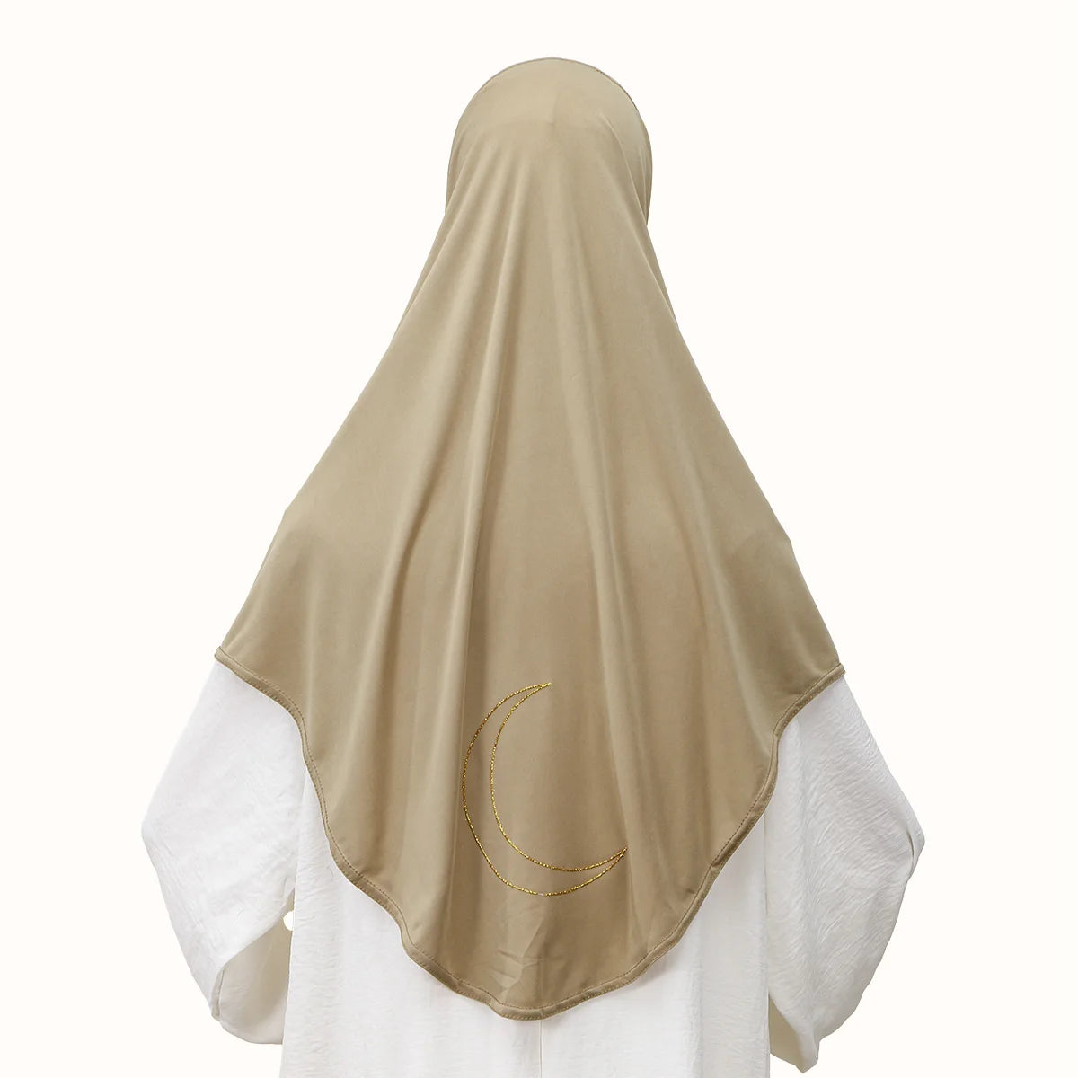 Foulard hijab beige avec broderie de croissant de lune or sur fond blanc.