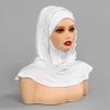 Une femme portant un bonnet hijab instant blanc à double couche pour la modestie, vue de la poitrine.