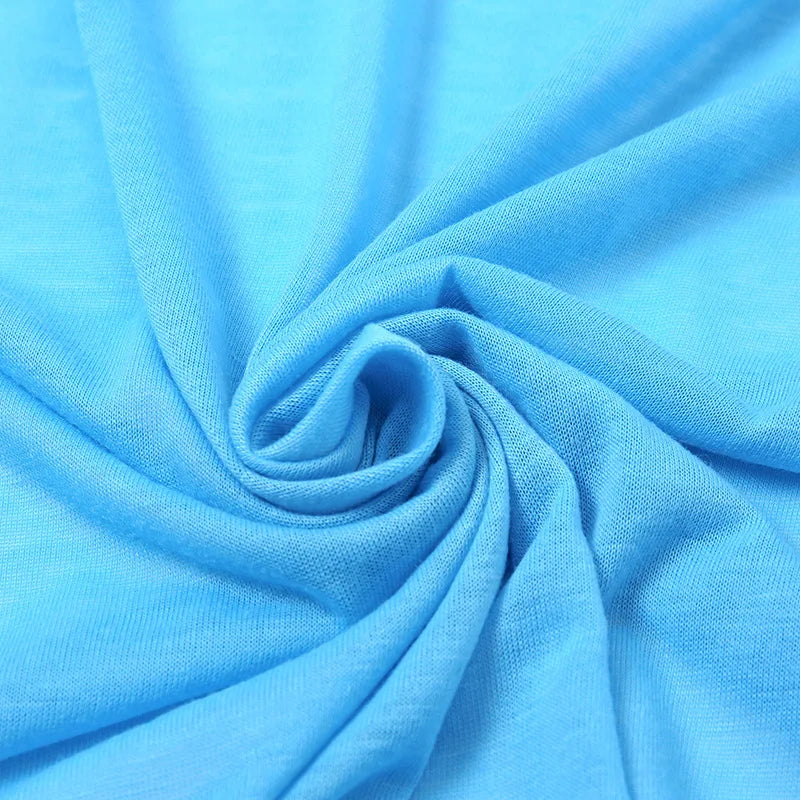 Nahaufnahme eines hellblauen Baumwoll-Jersey-Schalgewebes, fest in eine Spirale gefaltet.