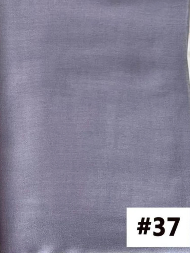 Gros plan sur un foulard modal lavande multicolore et uni.