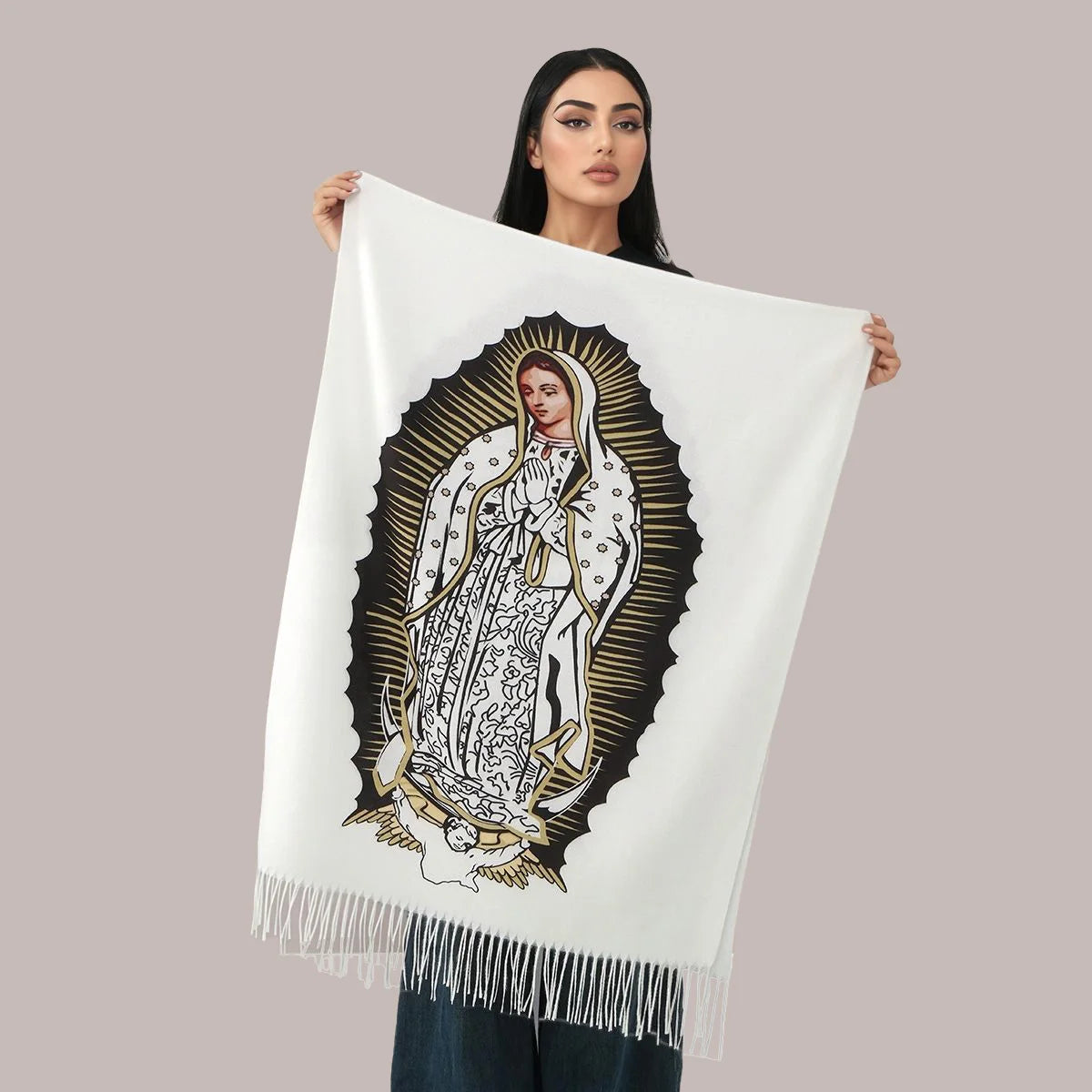 Una bufanda blanca con un estampado personalizado de la Virgen María de Guadalupe en tonos negro y dorado.