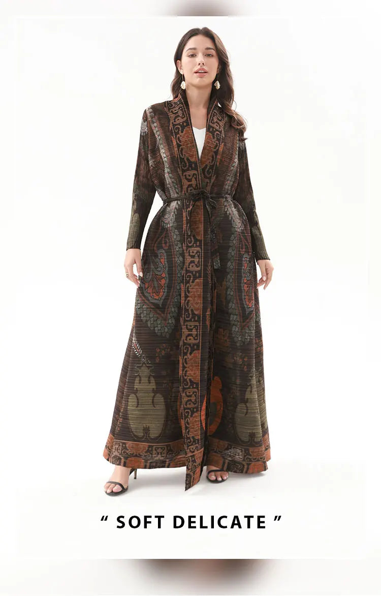 Una mujer modela un vestido vintage largo y oscuro marrón impreso con cuello de punta.