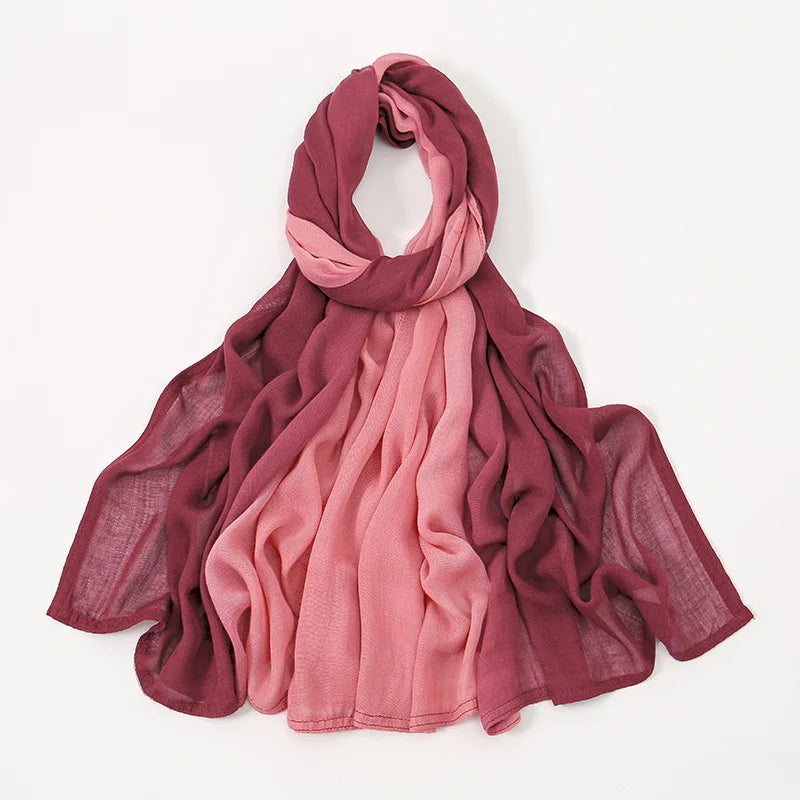 Foulard modal fluide, dégradé marron et rose, drapé élégamment.