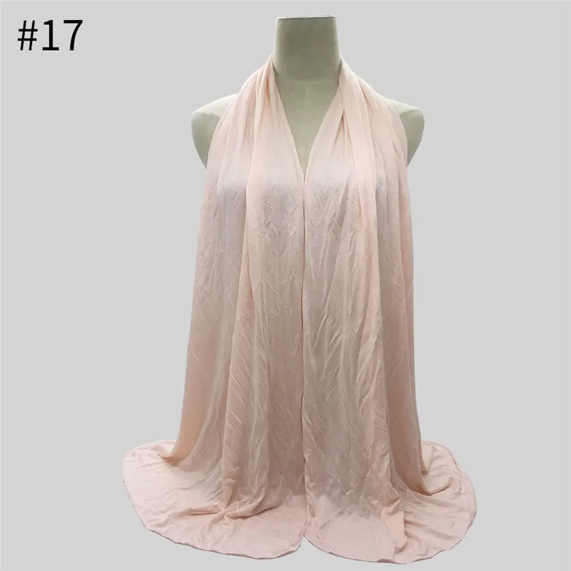 Helles pinkes Jersey-Hijab-Tuch aus Baumwolle, auf einem Mannequin drapiert.